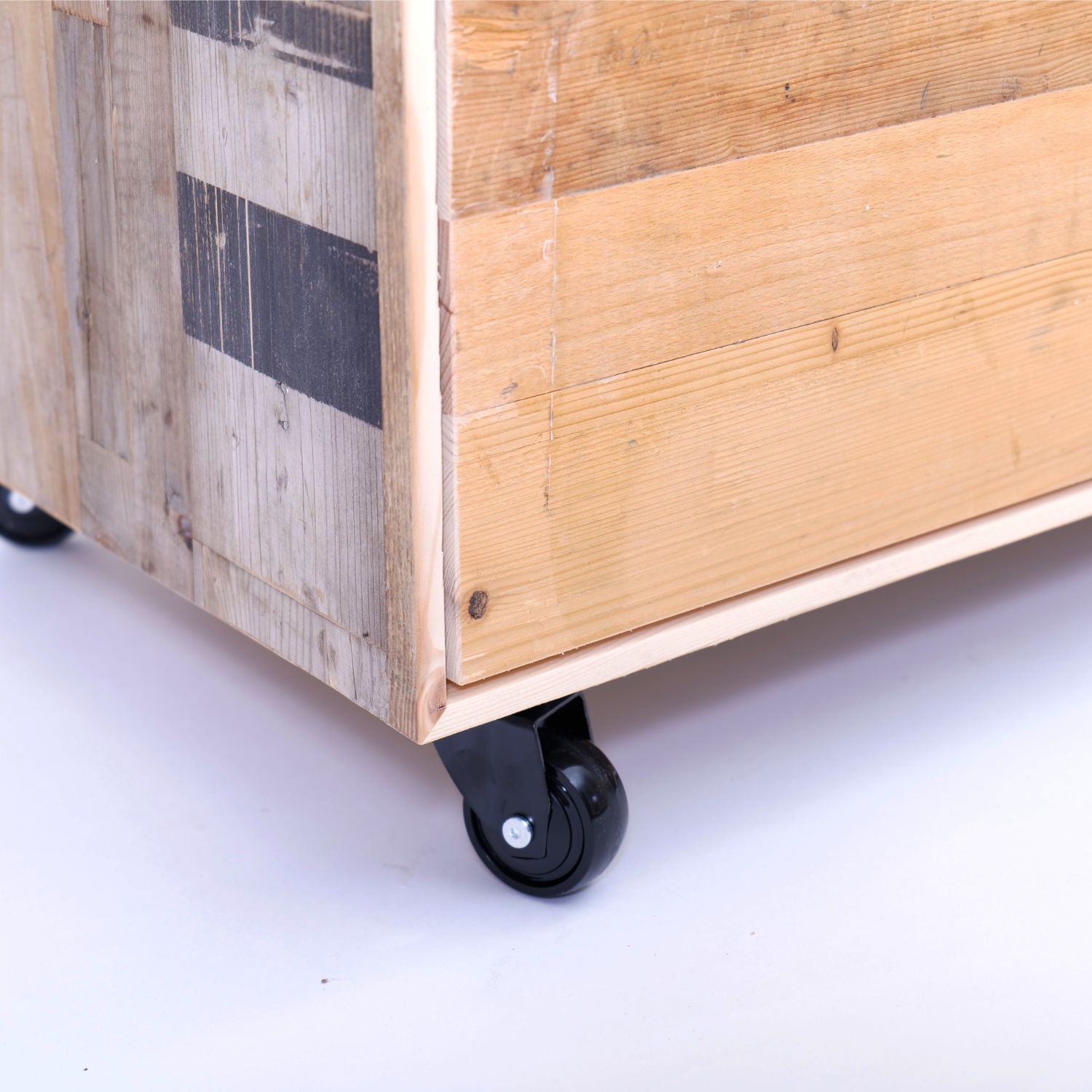 Altholz-Schubladenschrank-Kommode-Schreinerei-Basel