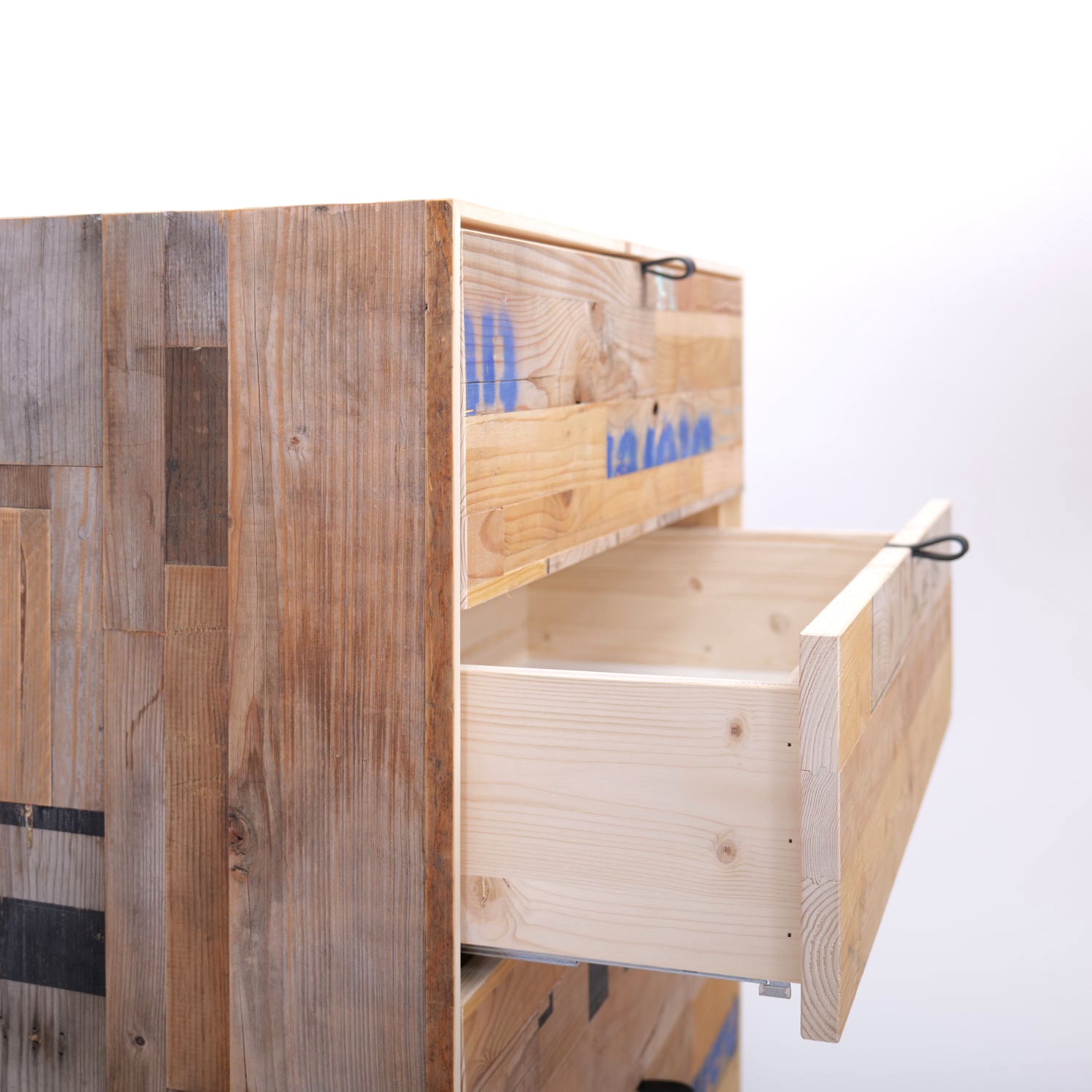 Altholz-Schubladenschrank-Kommode-Schreinerei-Basel