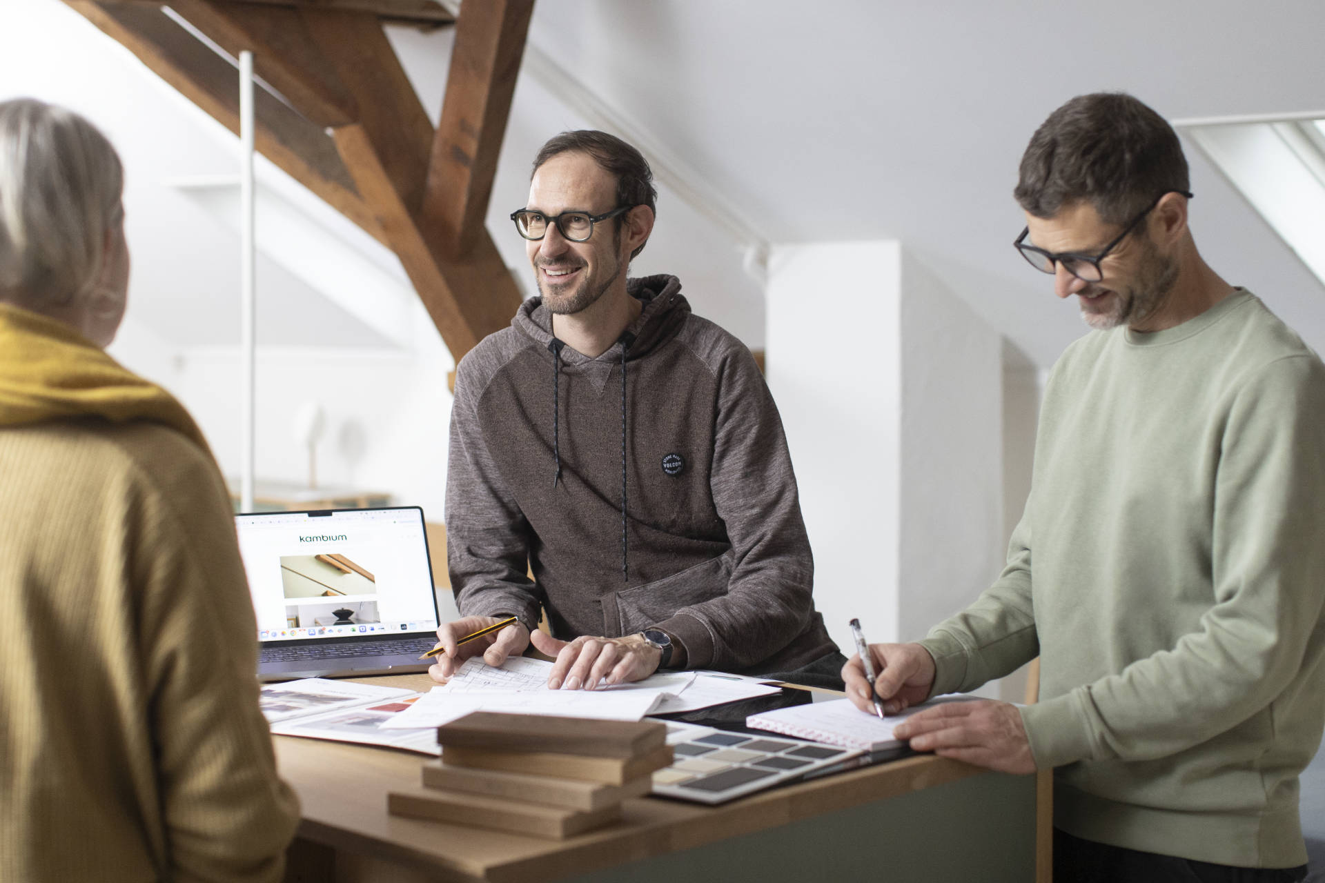 Beratung im Küchenstudio der Küchen-Schreinerei Kambium & Kyburz bei Basel