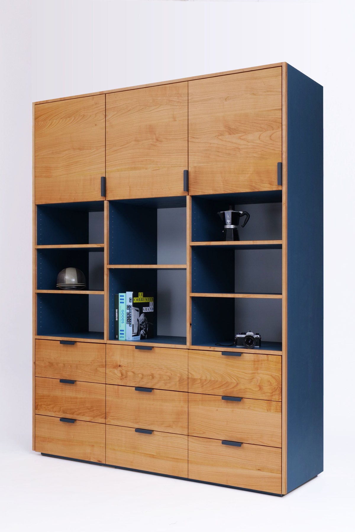 Massivholzschrank mit Schubladen Türen und offenen Fächern in schlichtem Design