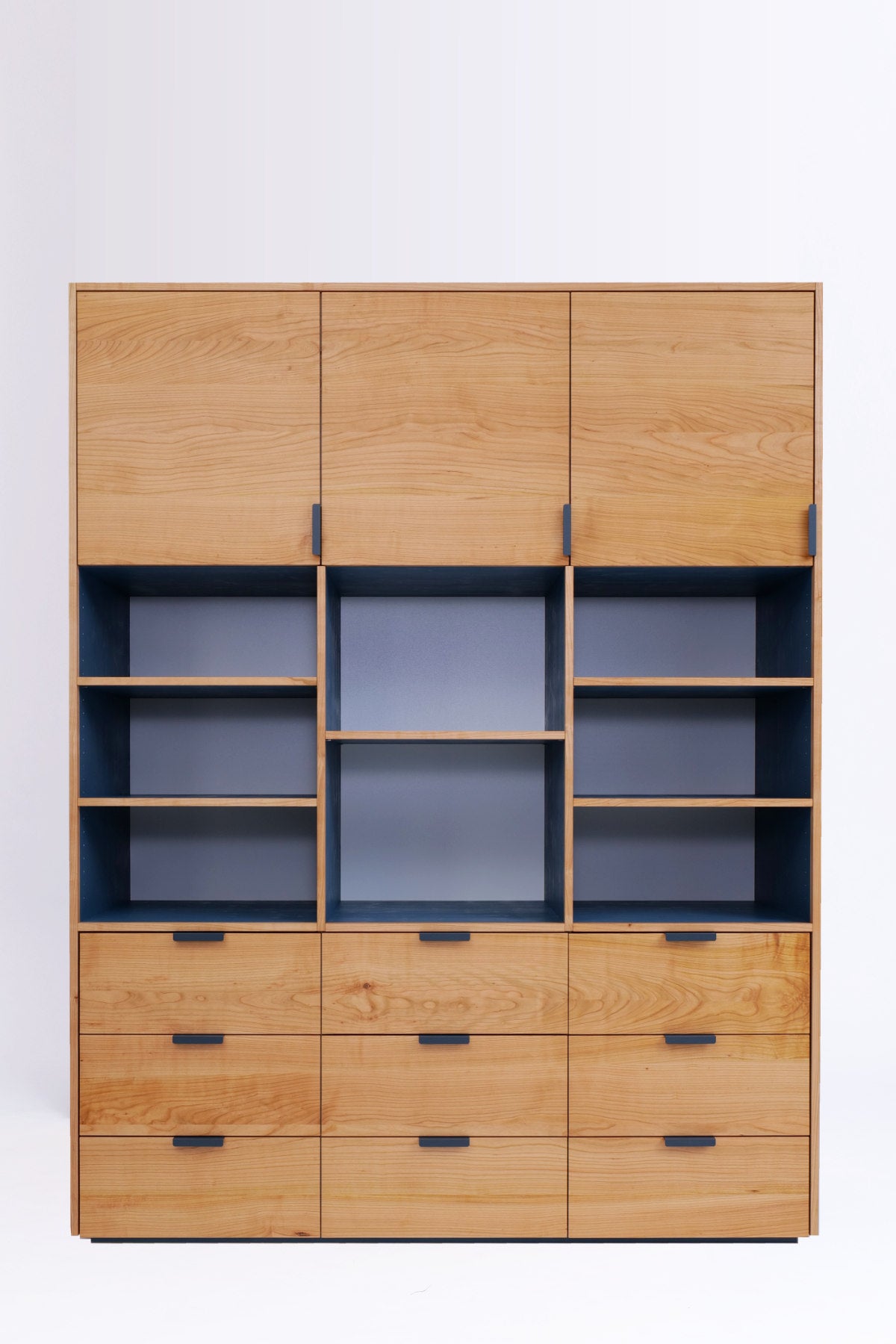 Massivholzschrank mit Schubladen Türen und offenen Fächern in schlichtem Design