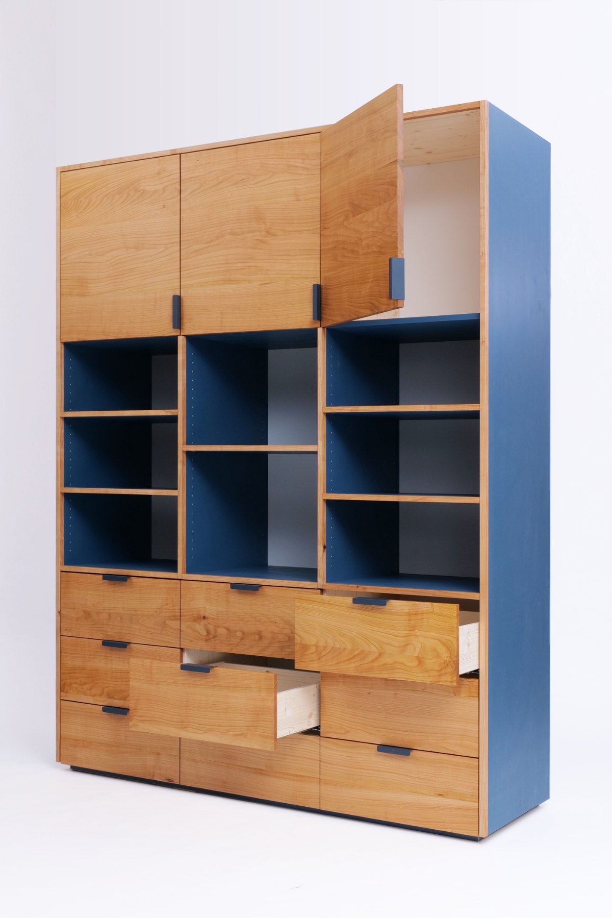 Massivholzschrank mit Schubladen Türen und offenen Fächern in schlichtem Design