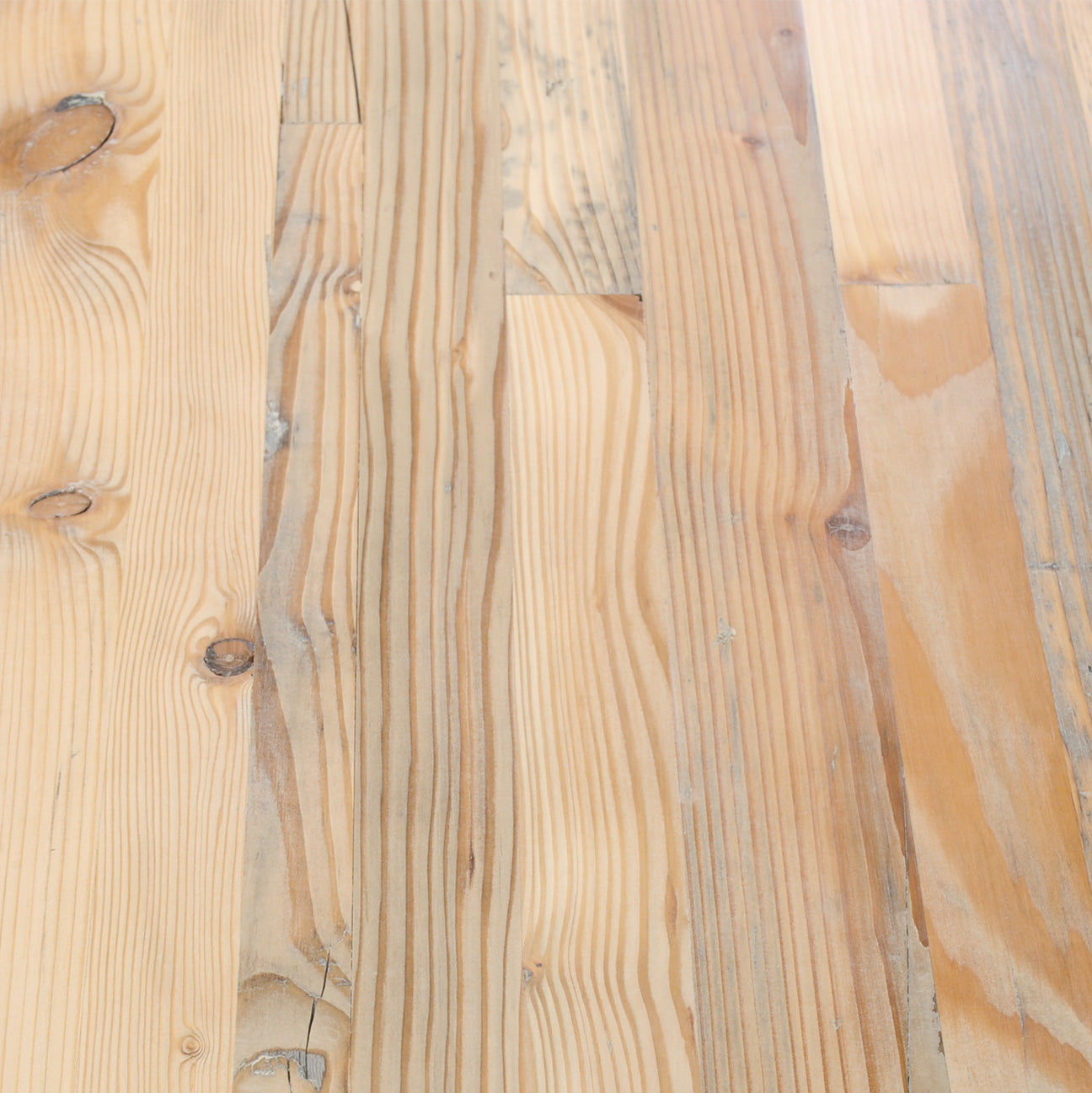 Tisch Transverse in Handarbeit gefertigt