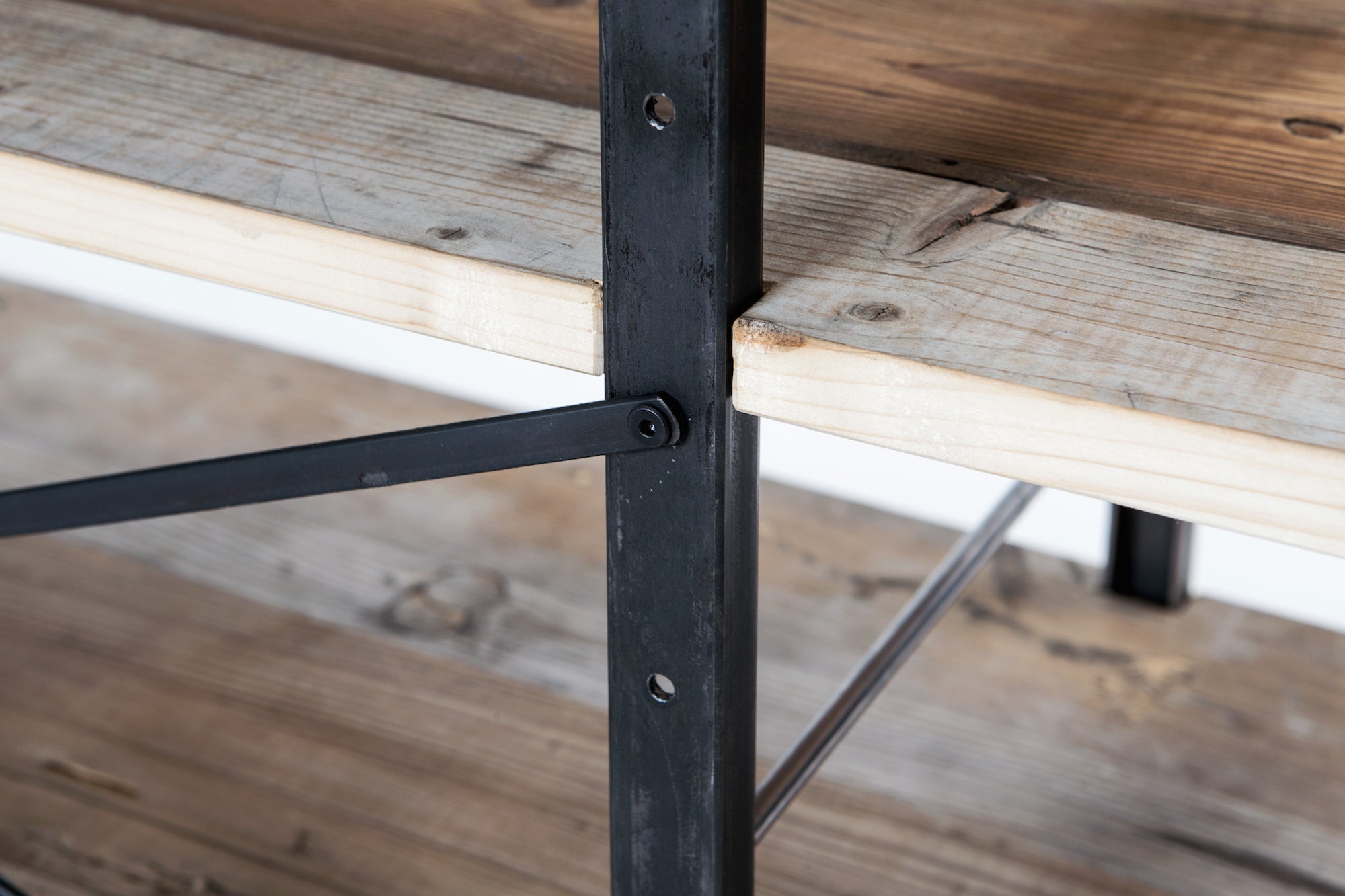 Regal hoch in Handarbeit gefertigt