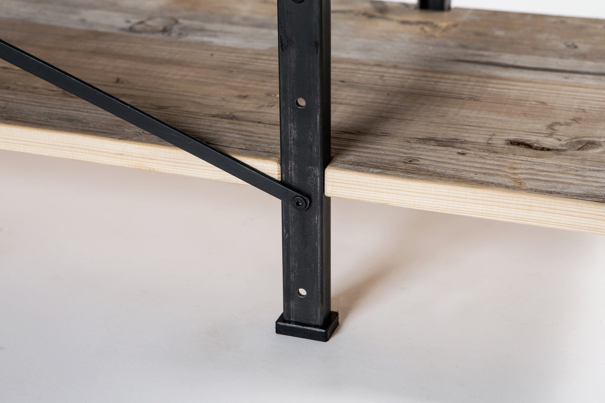 Regal hoch in Handarbeit gefertigt