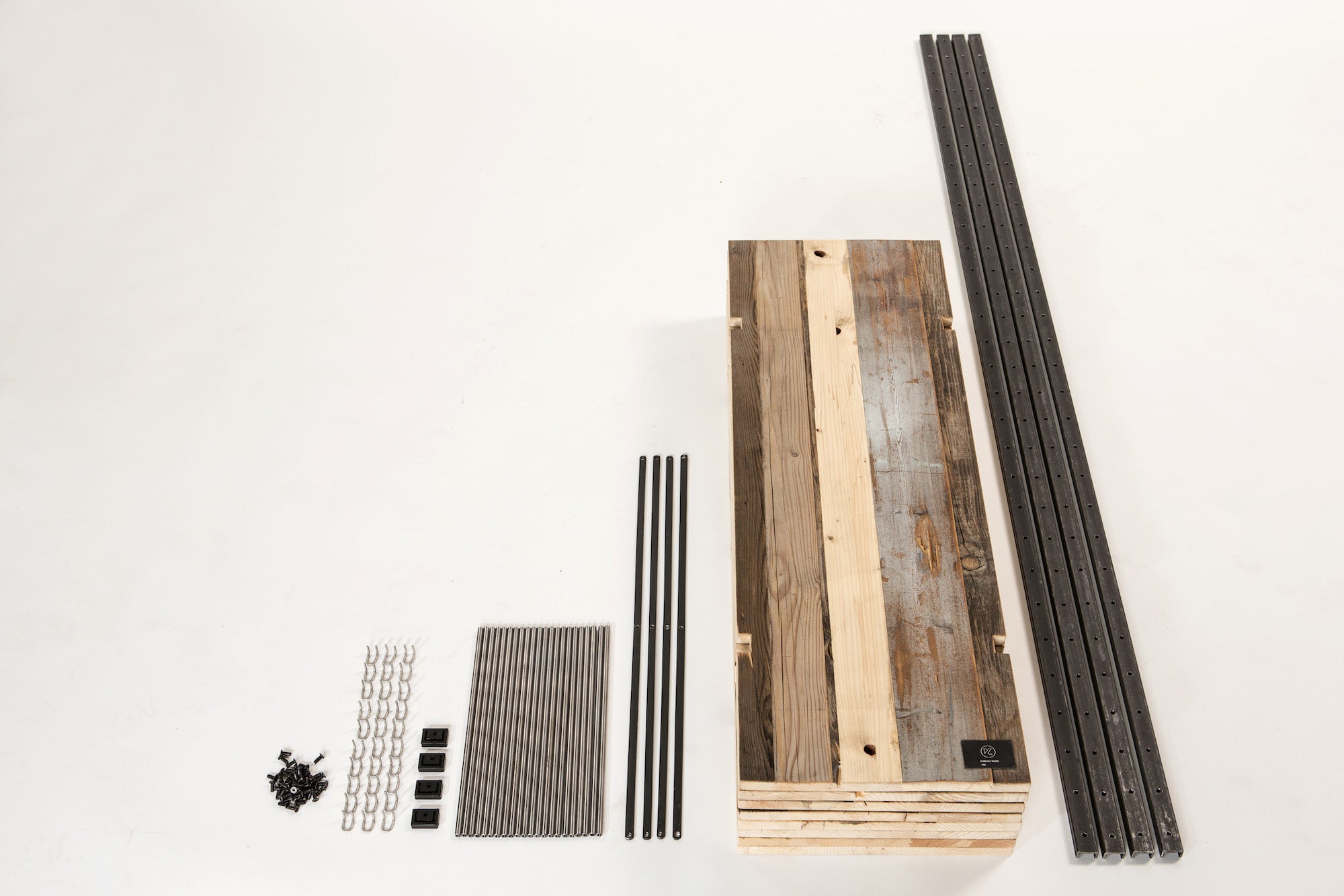 Regal hoch in Handarbeit gefertigt