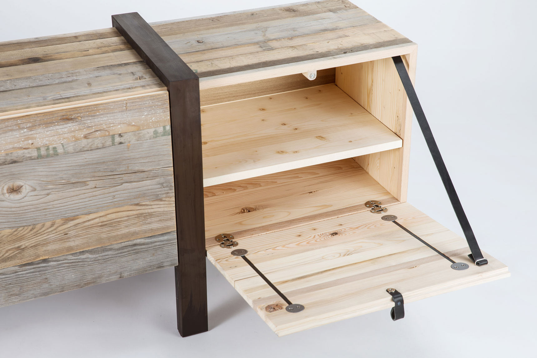 Sideboard Cargo in Handarbeit gefertigt