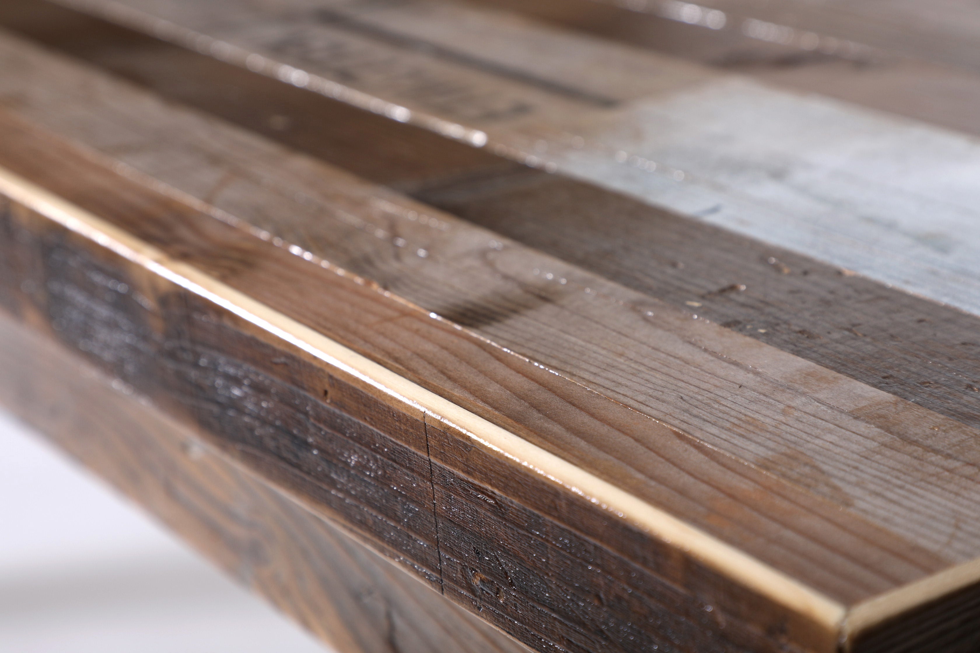 Tisch Transverse in Handarbeit gefertigt