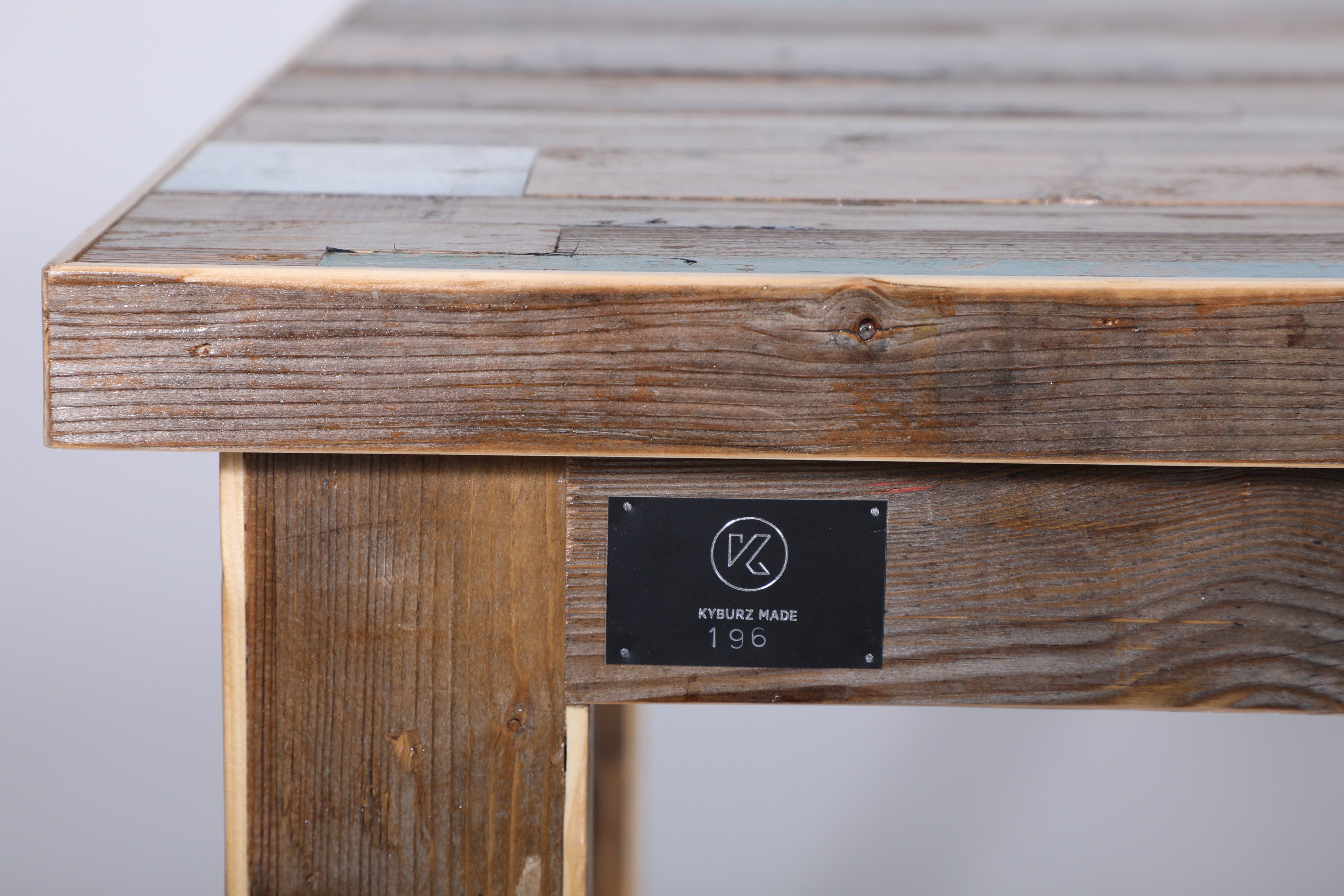 Tisch Transverse in Handarbeit gefertigt