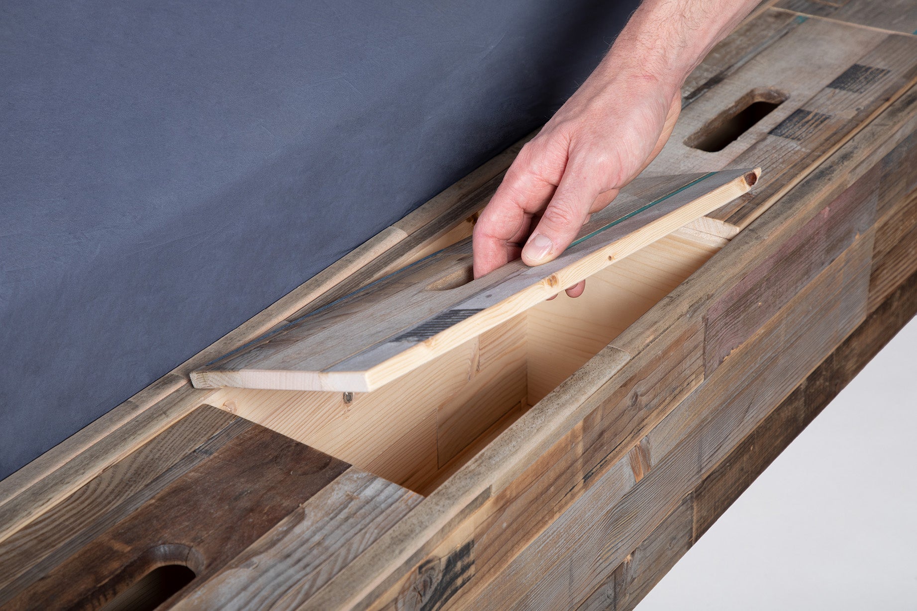 Bett in Handarbeit gefertigt