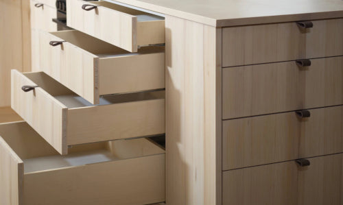 Schubladendetails einer massgefertigten Küche