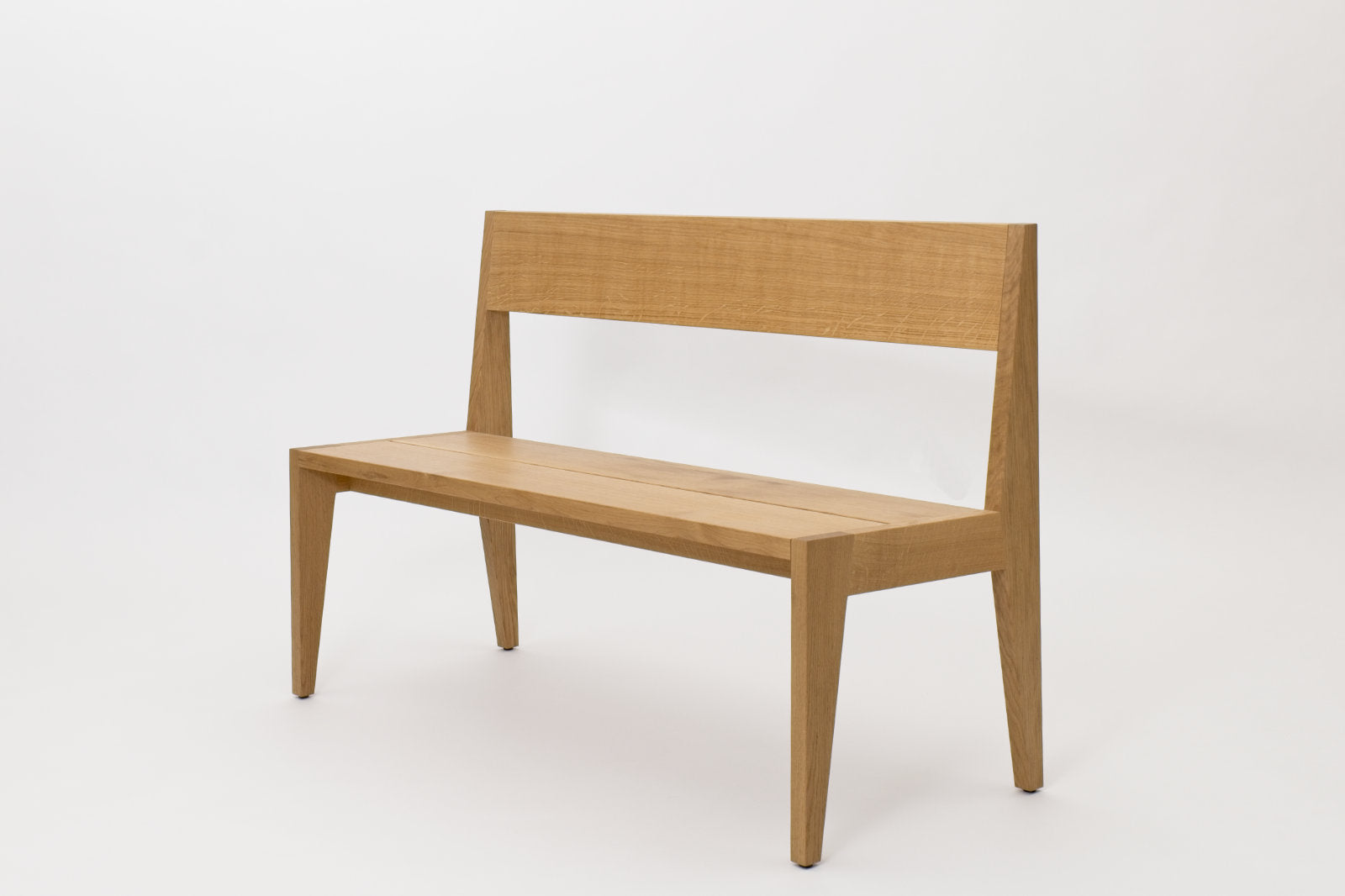 Sitzbank aus Massivholz vor weißem Hintergrund