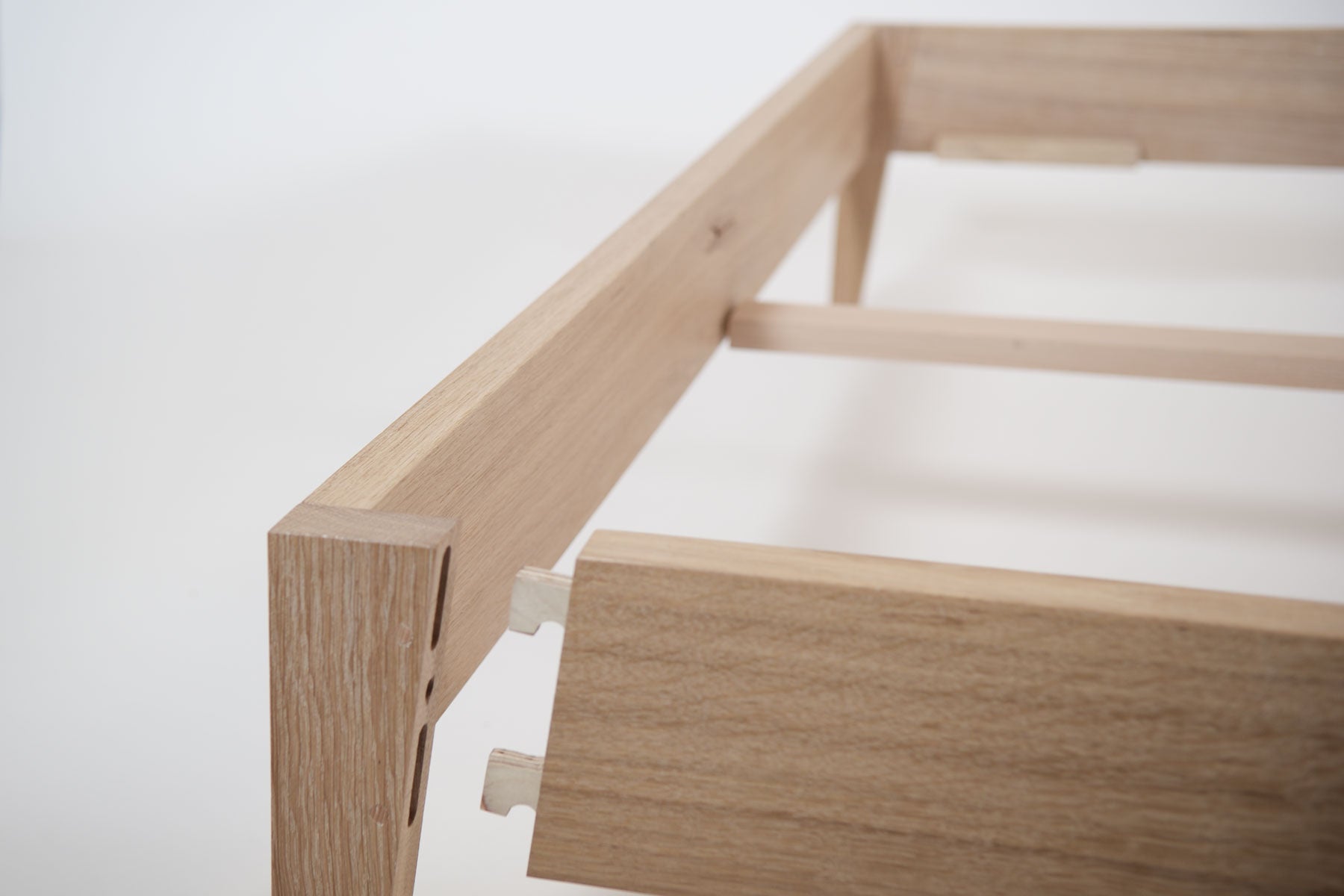 Design Bett aus Eicheholz metallfrei zusammengebaut bei Basel , Schreinerei für Massivholzmöbel