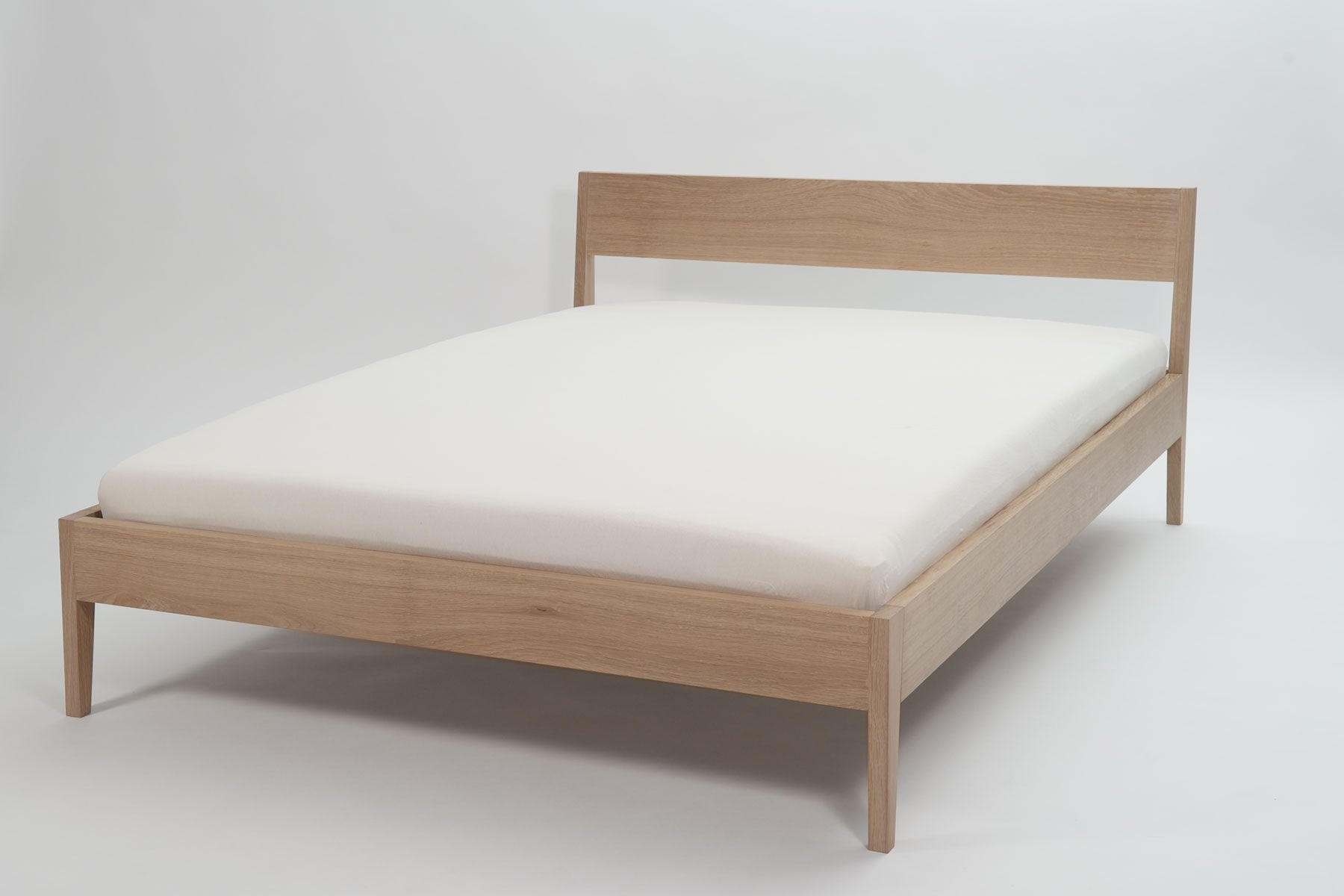 Massivholzbett, Metallfrei aus natürlichen Materialien gebaut bei Basel in der Schweiz