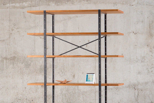 Regal aus Massivholz gefertig in der Schreinerei Kambium Basel-land