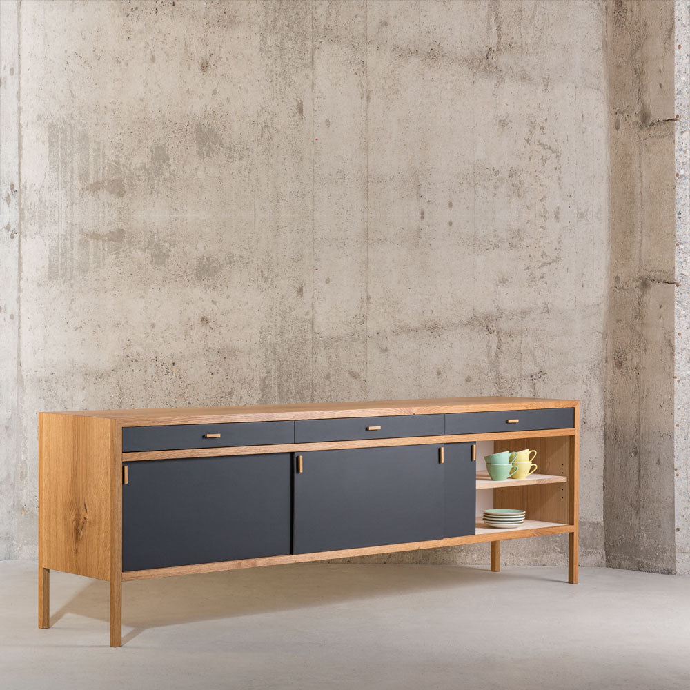 Sideboard nach Mass mit Schubladen aus Massivholz mit Schiebetüren, Design aus Basel