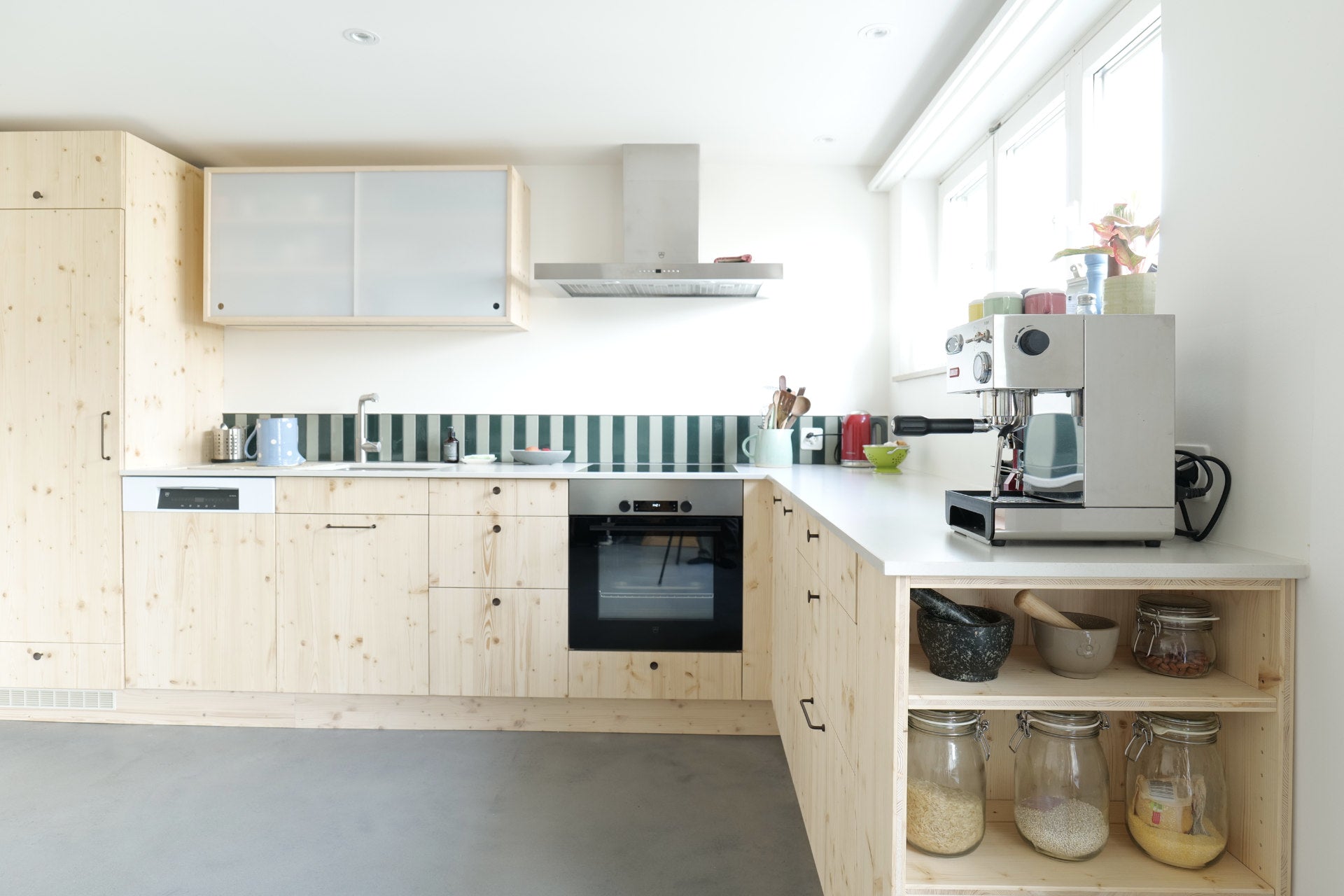 Küche mit Massivholzfronten aus Fichtenholz