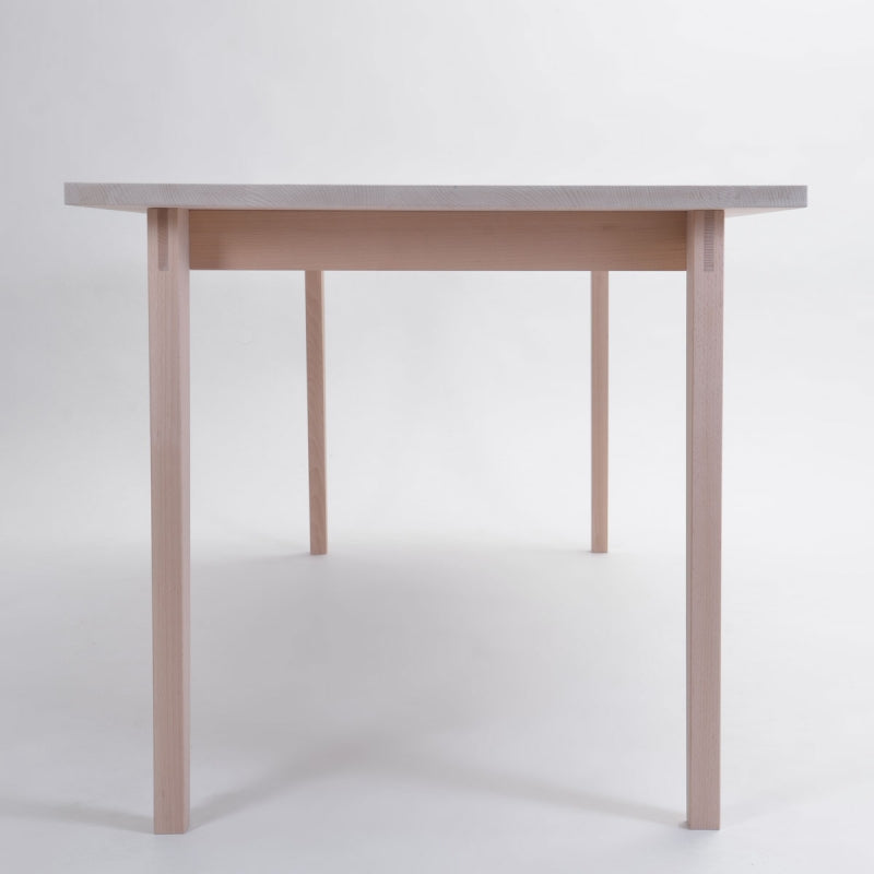 Massivholztisch, schlicht im Design / Basler Schreinerei fertigt lokale Massivholzmöbel 