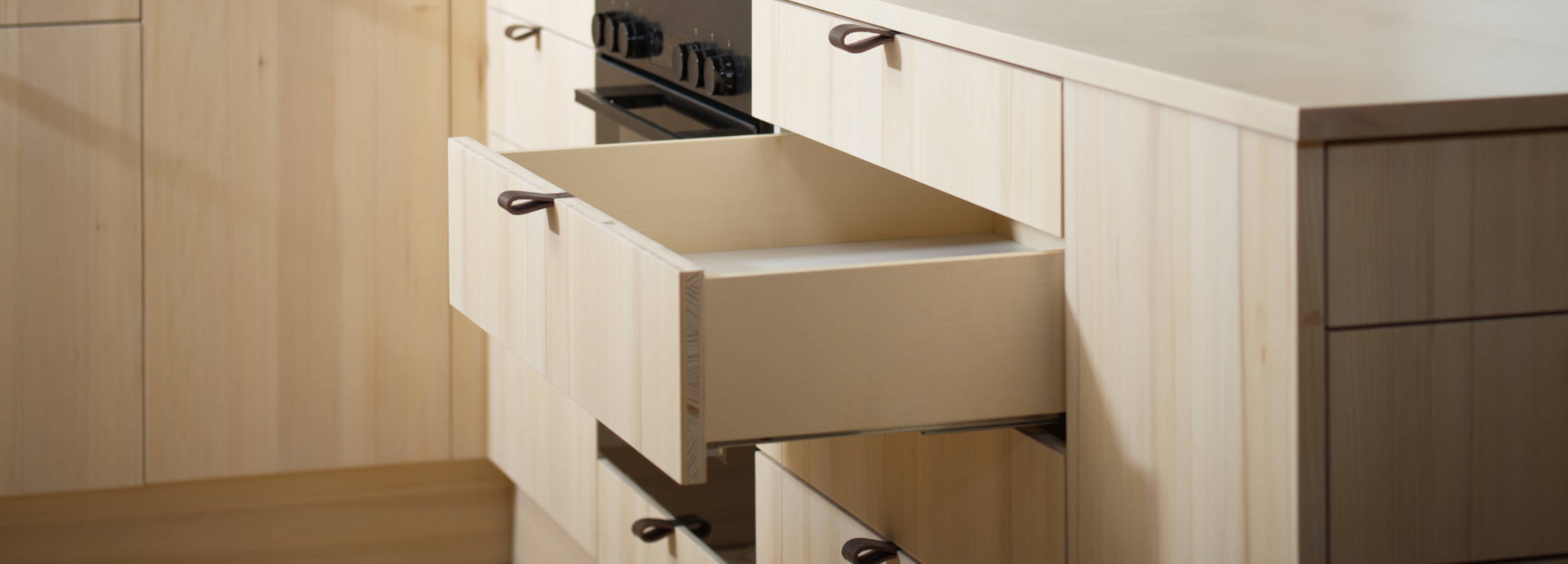 Küchendesign aus Massivholz Korpusse aus 3-Schichtplatten