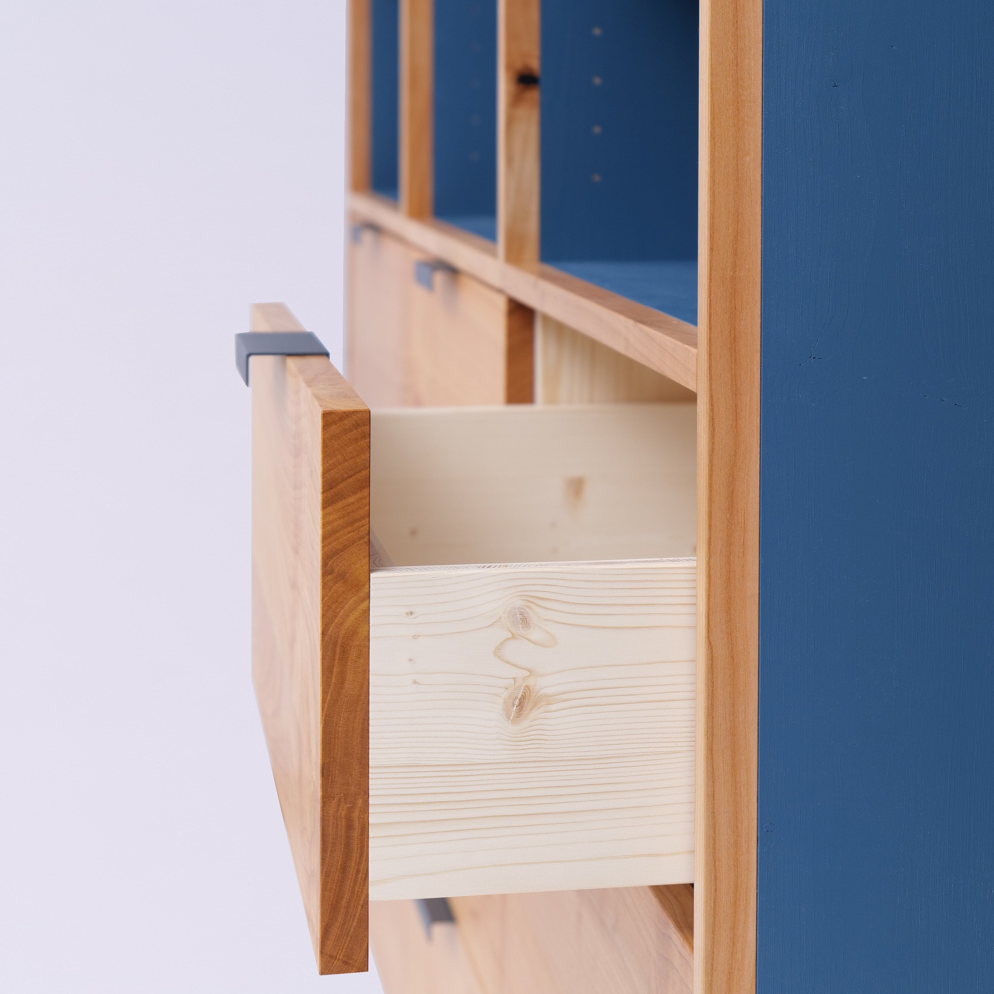 Massivholzschrank mit Schubladen Türen und offenen Fächern in schlichtem Design