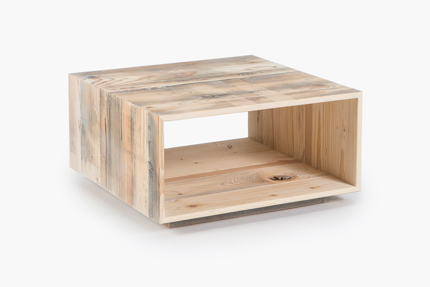 Beistelltisch aus Holz vor weißem Hintergrund