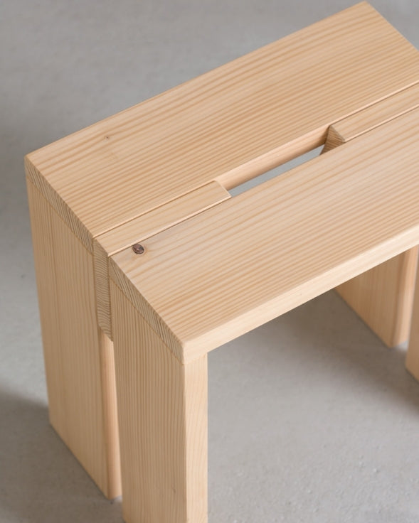 Hocker aus Massivholz Design aus Basel Swissmade